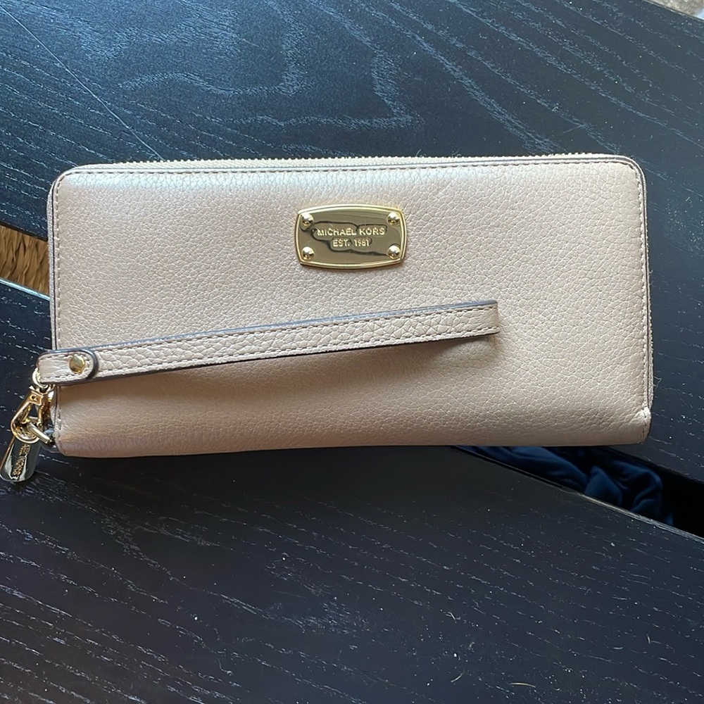Michael Kors Leather Continental Wristlet wallet